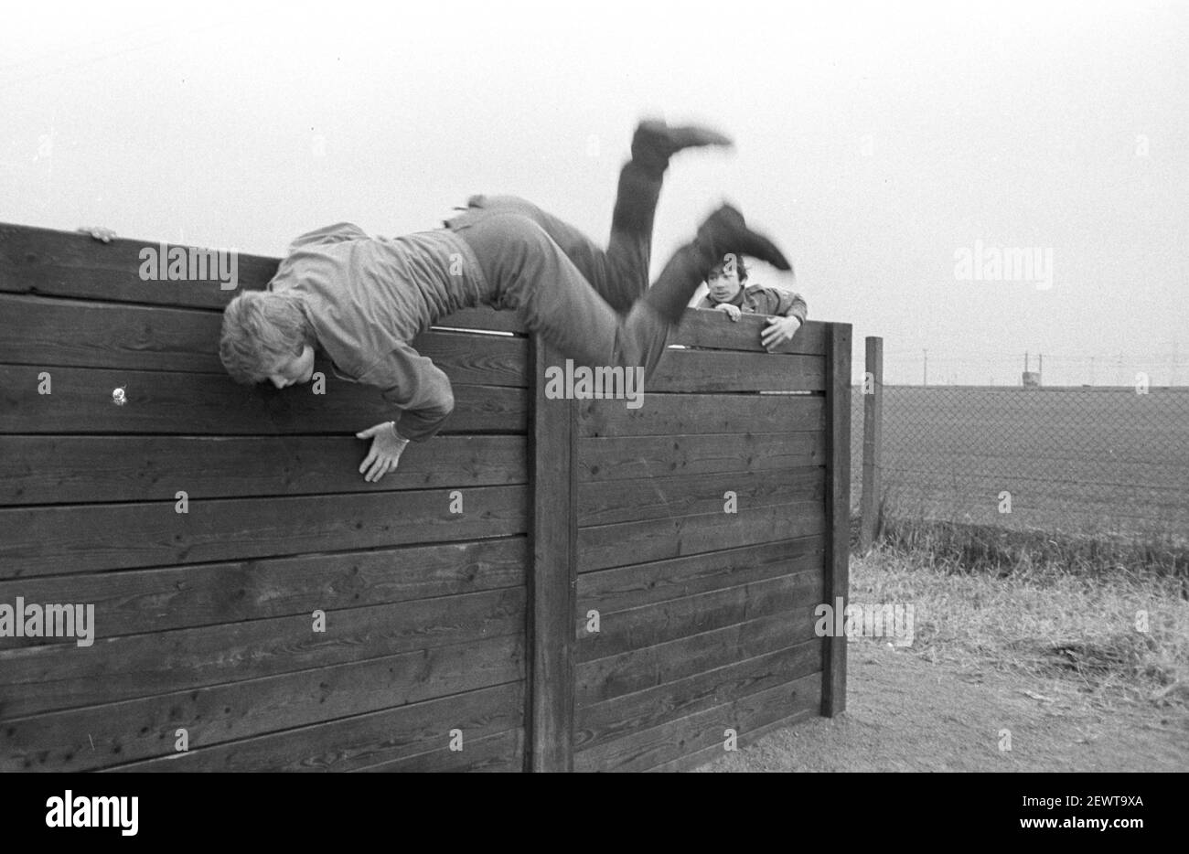 30. November 1981, Sachsen, Delitzsch: Ausbildung an der Eskalierungswand. Kreiswehrspartakiaden finden, wie hier 1982 in Delitzsch, unter der Schirmherrschaft des GST statt. Genaues Aufnahmedatum nicht bekannt. Foto: Volkmar Heinz/dpa-Zentralbild/ZB Stockfoto