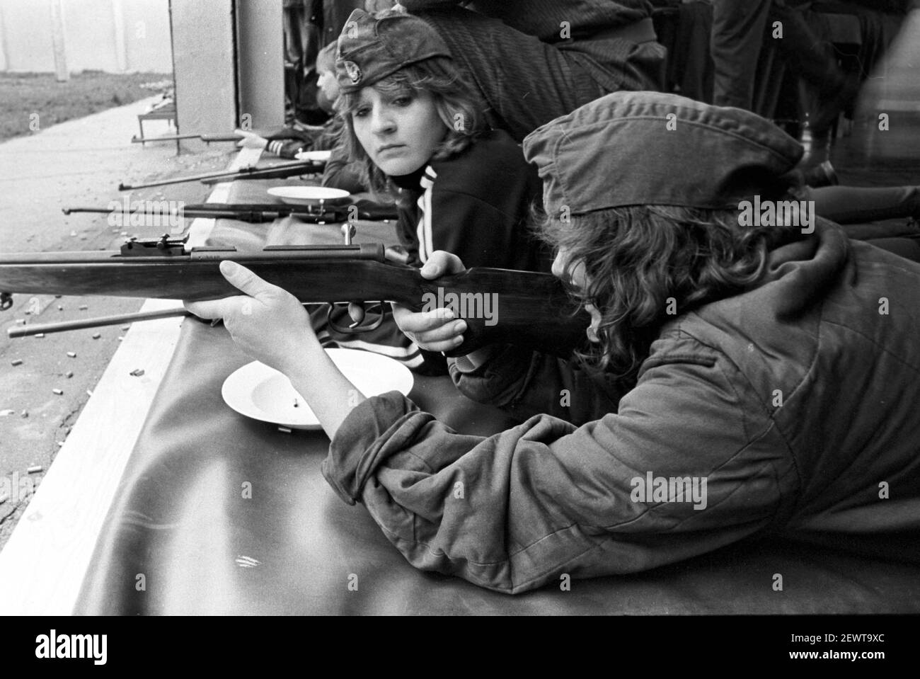 30. November 1981, Sachsen, Delitzsch: Mädchen und Jungen schießen mit dem Luftgewehr. Kreiswehrspartakiaden finden, wie hier 1982 in Delitzsch, unter der Schirmherrschaft des GST statt. Das genaue Datum der Dreharbeiten ist nicht bekannt. Foto: Volkmar Heinz/dpa-Zentralbild/ZB Stockfoto