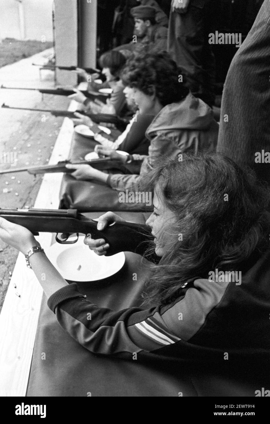 30. November 1981, Sachsen, Delitzsch: Mädchen und Jungen schießen mit dem Luftgewehr. Kreiswehrspartakiaden finden, wie hier 1982 in Delitzsch, unter der Schirmherrschaft des GST statt. Das genaue Datum der Dreharbeiten ist nicht bekannt. Foto: Volkmar Heinz/dpa-Zentralbild/ZB Stockfoto