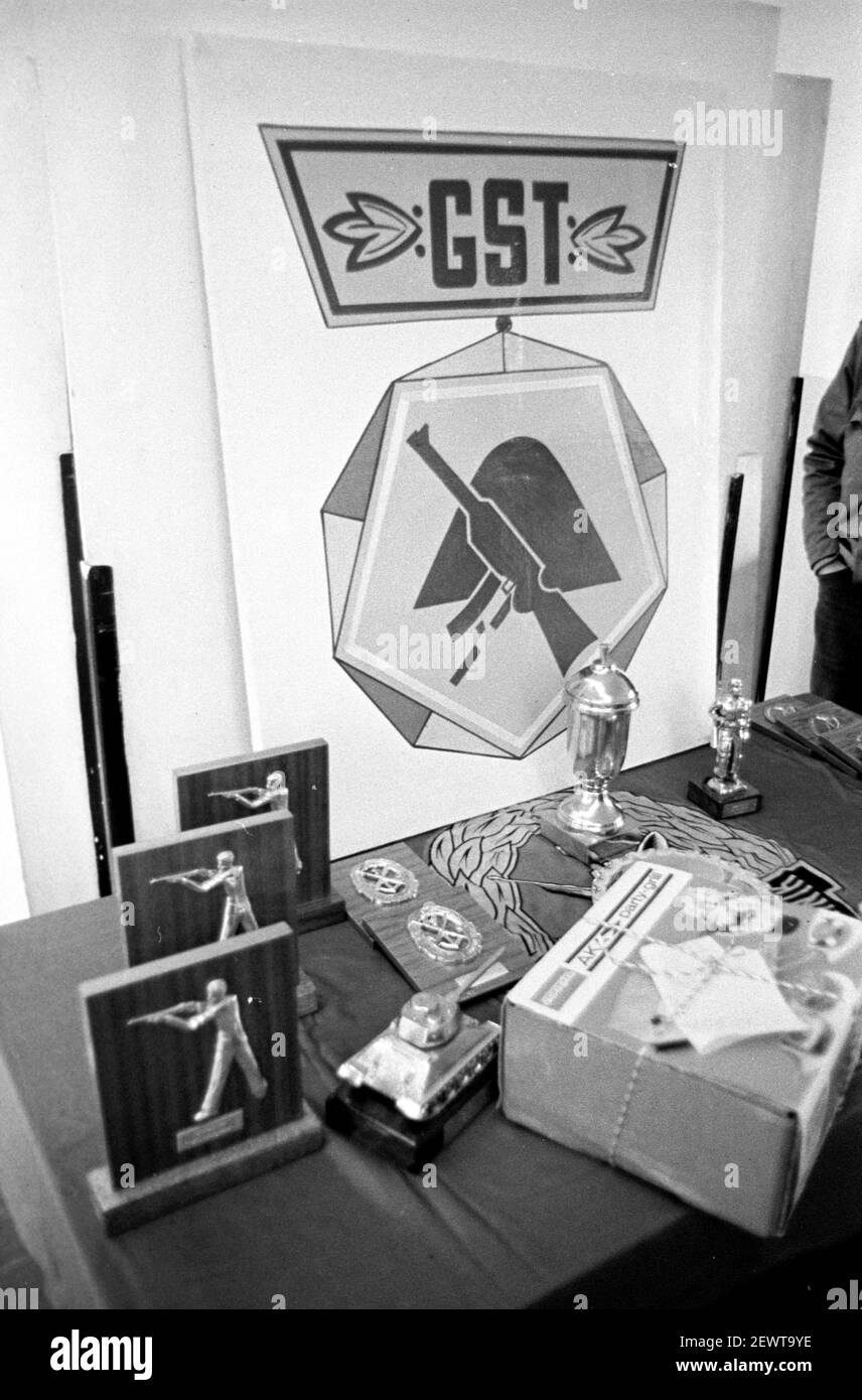 30. November 1981, Sachsen, Delitzsch: Trophäen, Auszeichnungen und Preise. Kreiswehrspartakiaden finden, wie hier 1982 in Delitzsch, unter der Schirmherrschaft des GST statt. Genaues Aufnahmedatum nicht bekannt. Foto: Volkmar Heinz/dpa-Zentralbild/ZB Stockfoto