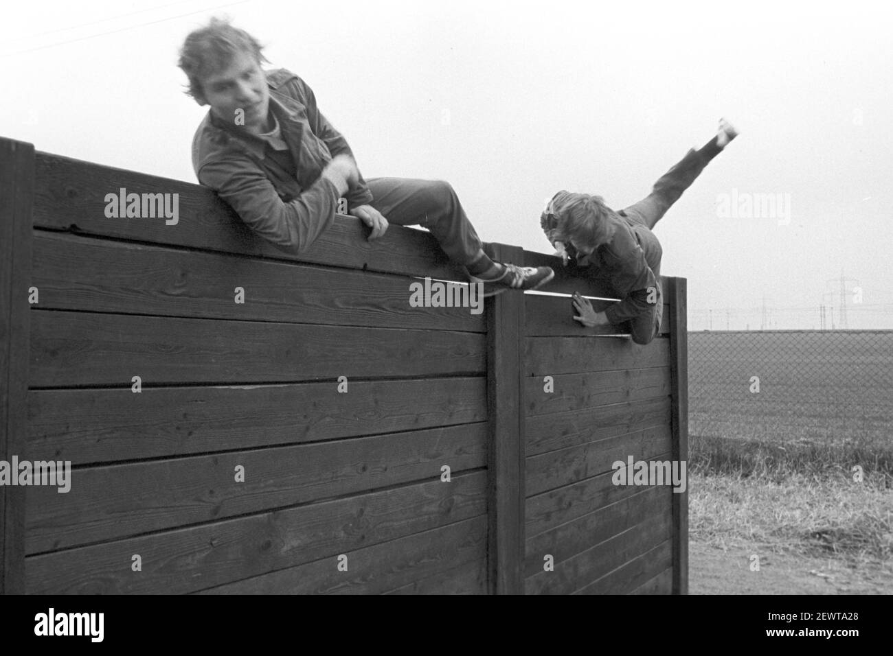 30. November 1981, Sachsen, Delitzsch: Ausbildung an der Eskalierungswand. Kreiswehrspartakiaden finden, wie hier 1982 in Delitzsch, unter der Schirmherrschaft des GST statt. Genaues Aufnahmedatum nicht bekannt. Foto: Volkmar Heinz/dpa-Zentralbild/ZB Stockfoto