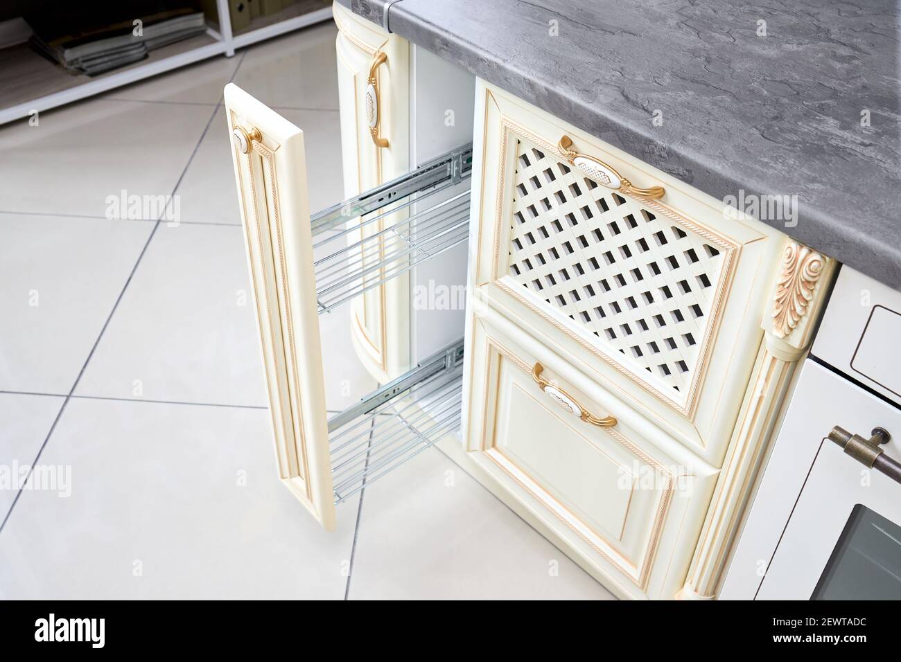 Ziehen Sie die Gewürzregal-Schrank-Füllkammer heraus. Moderne  Küchenausstattung im klassischen Stil mit goldenen Elementen in  beigefarbenen Farben. Vertikale Schublade für Gewürze Stockfotografie -  Alamy