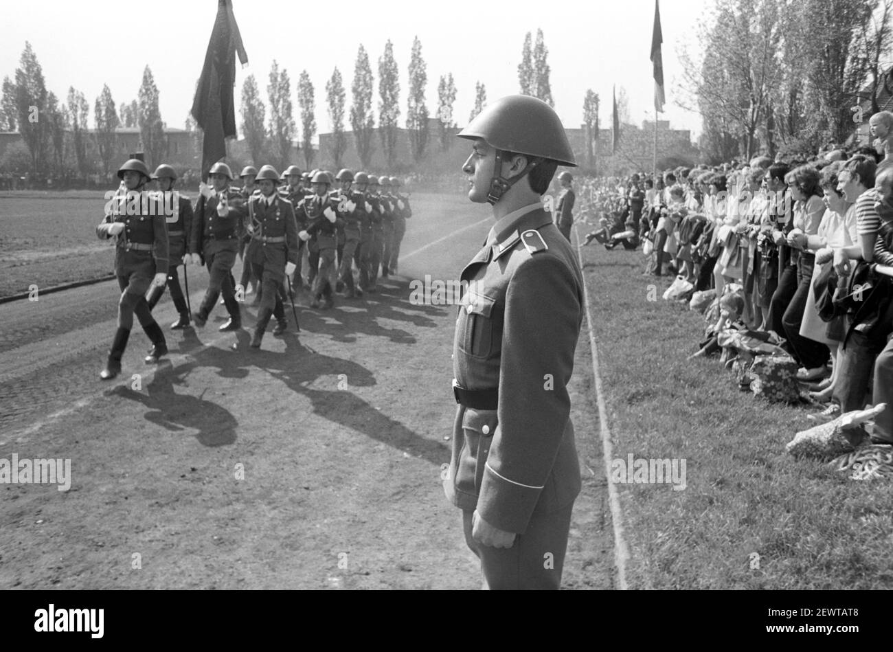 15. März 1982, Sachsen, Delitzsch: Vormarsch und Parade - Junge Soldaten der NVA werden im Frühjahr 1982 auf einem Sportplatz in Delitzsch vereidigt. Eltern, Verwandte, Bekannte und die Bevölkerung nehmen Teil. Genaues Aufnahmedatum nicht bekannt. Foto: Volkmar Heinz/dpa-Zentralbild/ZB Stockfoto