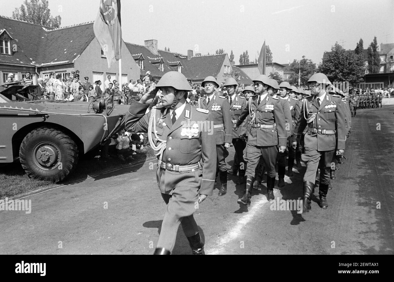 15. März 1982, Sachsen, Delitzsch: Vormarsch und Parade. Junge Soldaten der NVA werden im Frühjahr 1982 auf einem Sportplatz in Delitzsch vereidigt. Eltern, Verwandte, Bekannte und die Bevölkerung nehmen Teil. Genaues Aufnahmedatum nicht bekannt. Foto: Volkmar Heinz/dpa-Zentralbild/ZB Stockfoto