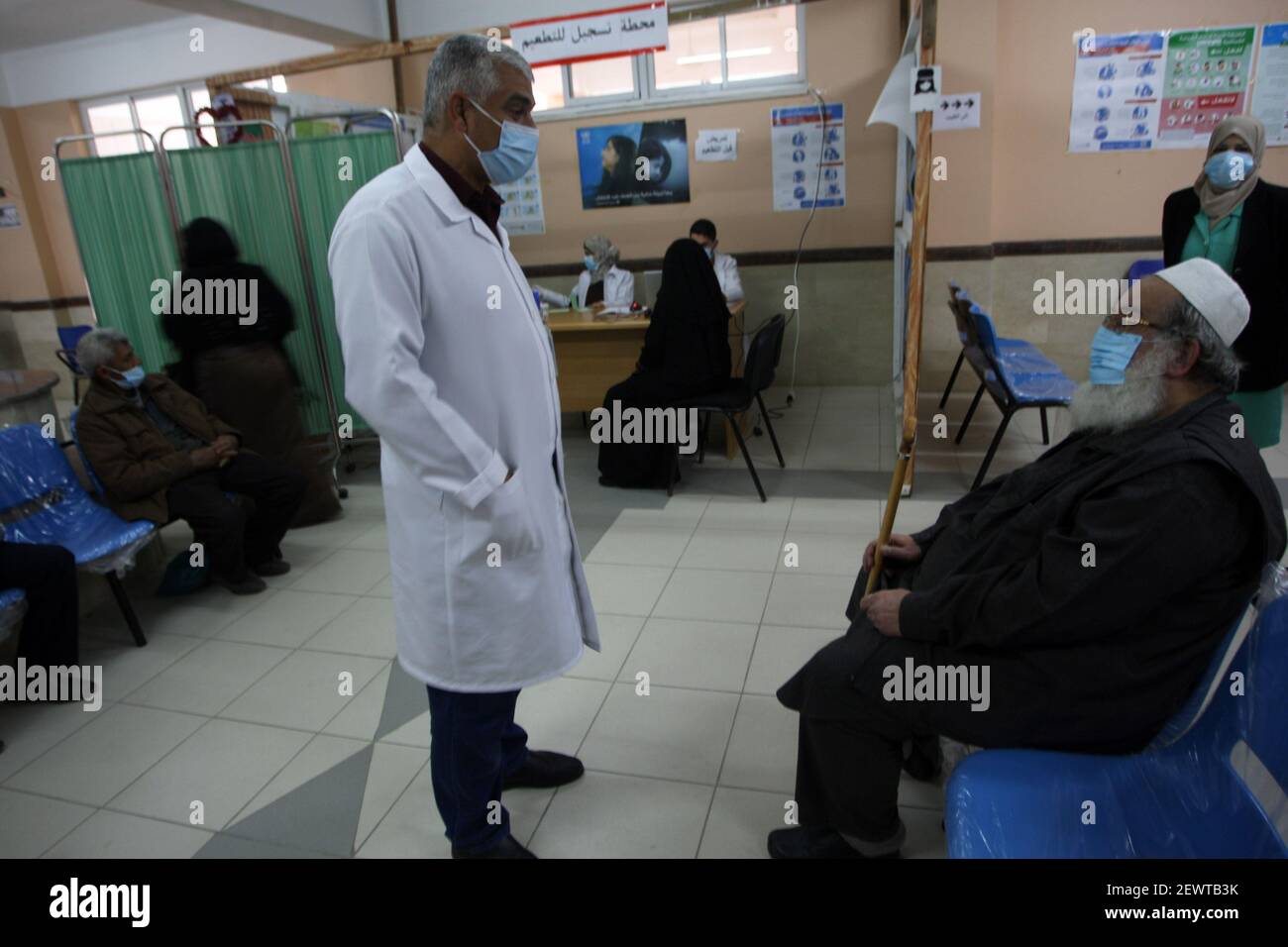 Rafah, Gaza. März 2021, 03rd. Die Menschen warten darauf, am Mittwoch, den 'März, den Impfstoff Sputnik V COVID-19 beim Hilfswerk der Vereinten Nationen für Palästina-Flüchtlinge (UNRWA) im Rafah-Lager für palästinensische Flüchtlinge im südlichen Gaza-Streifen zu erhalten. 3, 2021. Foto von Ismael Mohamad/UPI Credit: UPI/Alamy Live News Stockfoto