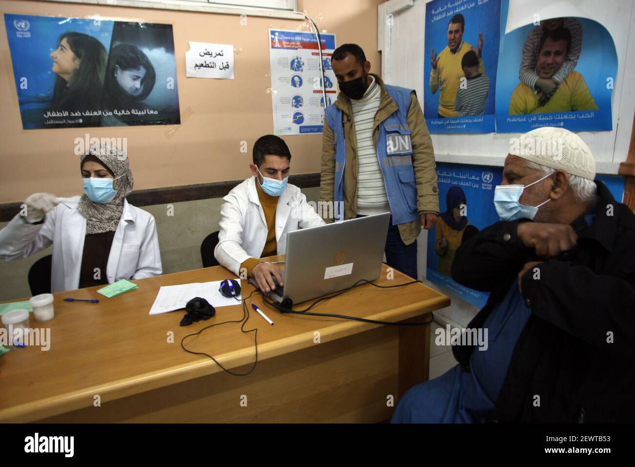 Rafah, Gaza. März 2021, 03rd. Die Menschen warten auf den Sputnik V COVID-19-Impfstoff beim Hilfswerk der Vereinten Nationen für Palästina-Flüchtlinge (UNRWA), das im Rafah-Lager für palästinensische Flüchtlinge im südlichen Gaza-Streifen eingesetzt wird. 3, 2021. Foto von Ismael Mohamad/UPI Credit: UPI/Alamy Live News Stockfoto