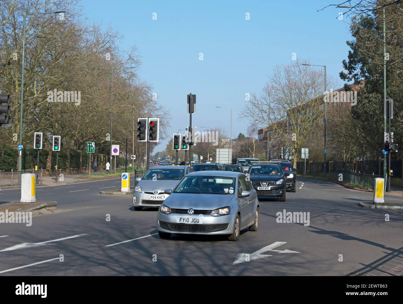 Autoverkehr an einem sonntagnachmittag an der chalkers Corner, einer signalgesteuerten Kreuzung in richmond upon thames, london, england Stockfoto
