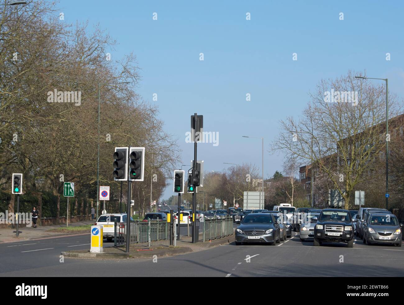 Autoverkehr an einem sonntagnachmittag an der chalkers Corner, einer signalgesteuerten Kreuzung in richmond upon thames, london, england Stockfoto