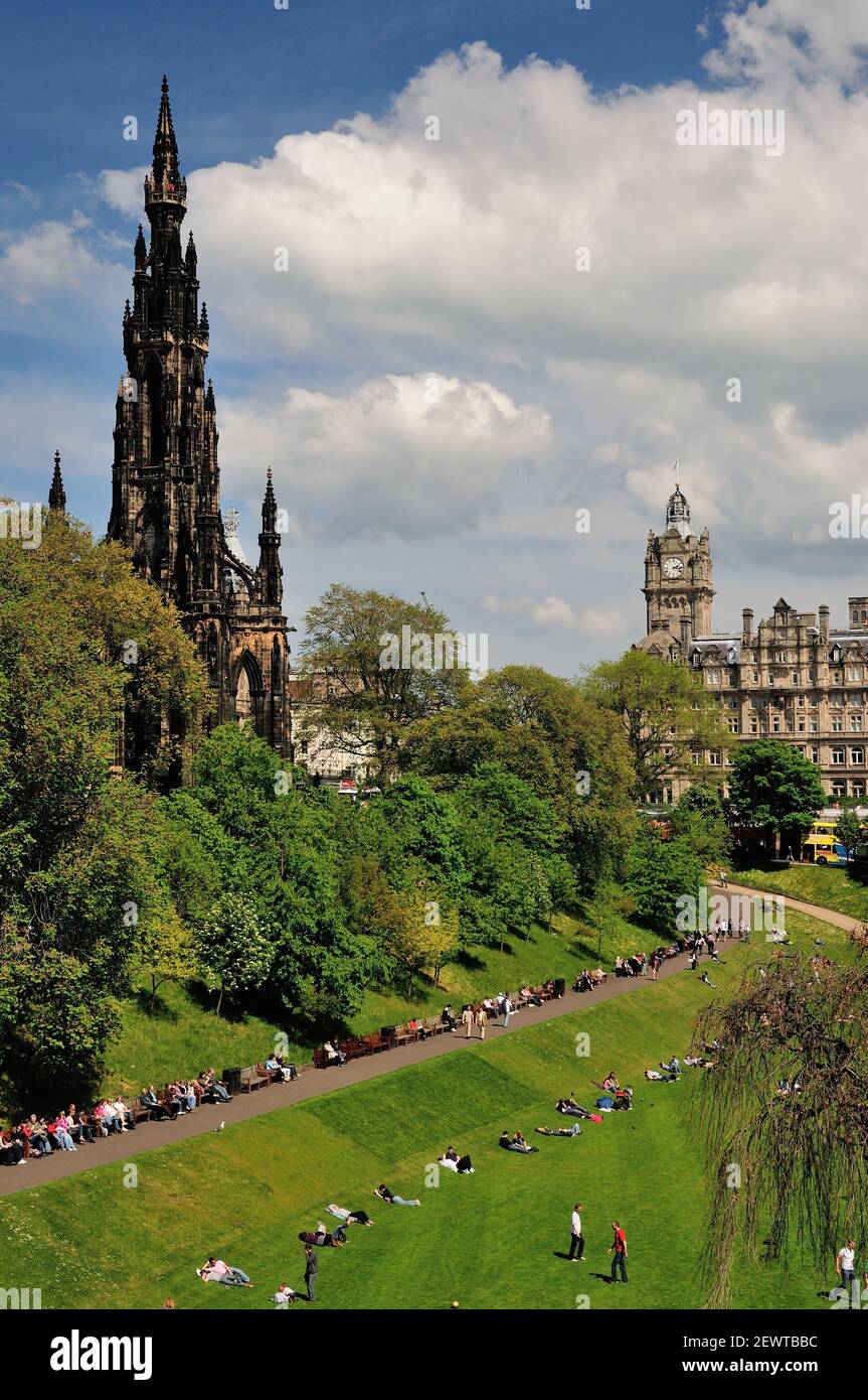 Leute, die sich an einem Sonntagnachmittag in den Princes Street Gardens im Zentrum von Edinburgh entspannen. Stockfoto