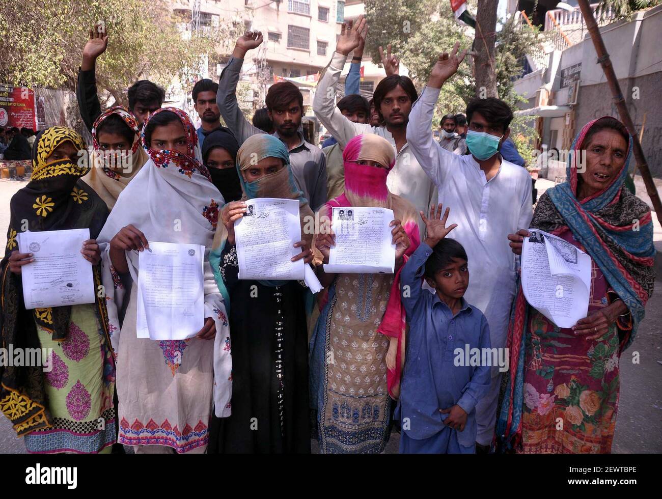 Die Bewohner von Qasimabad veranstalten am Mittwoch, den 03. März 2021, im Hyderabad-Presseclub eine Protestdemonstration gegen die hohe Händigkeit einflussreicher Menschen. Stockfoto