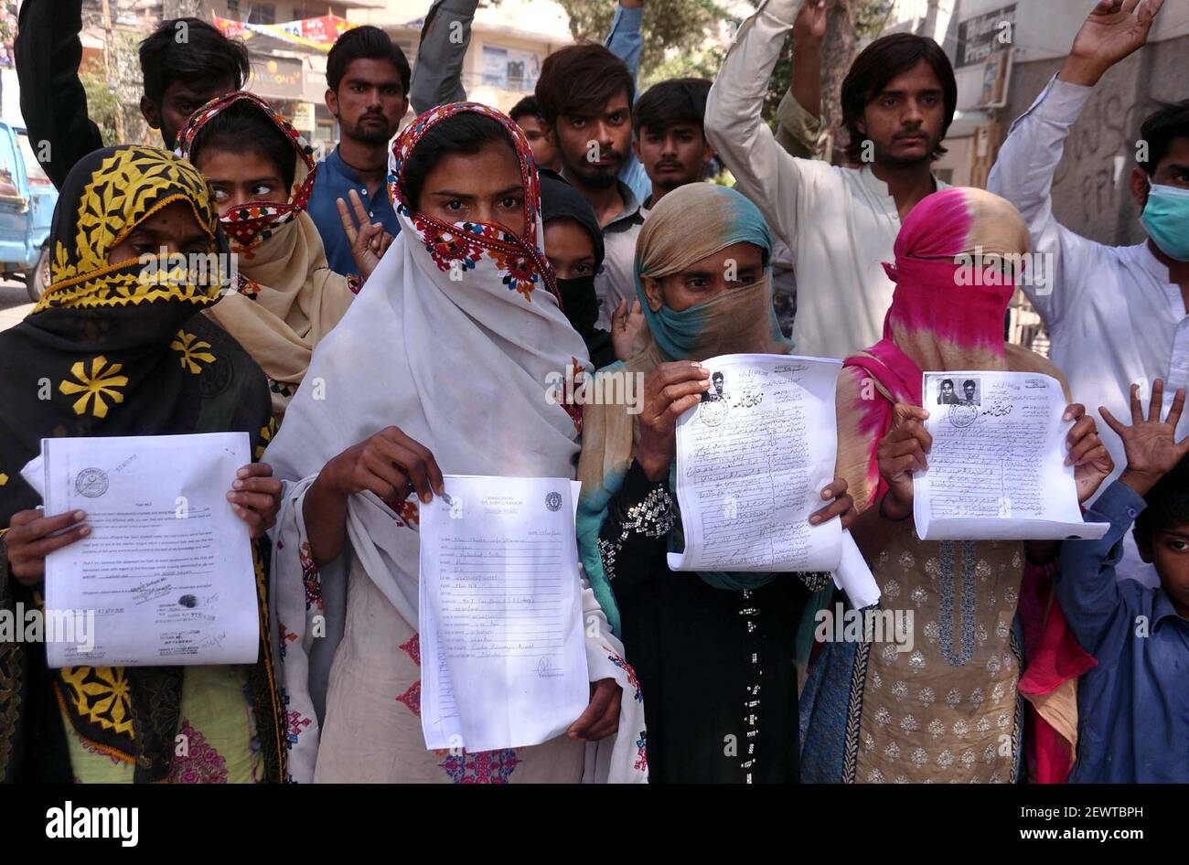 Die Bewohner von Qasimabad veranstalten am Mittwoch, den 03. März 2021, im Hyderabad-Presseclub eine Protestdemonstration gegen die hohe Händigkeit einflussreicher Menschen. Stockfoto