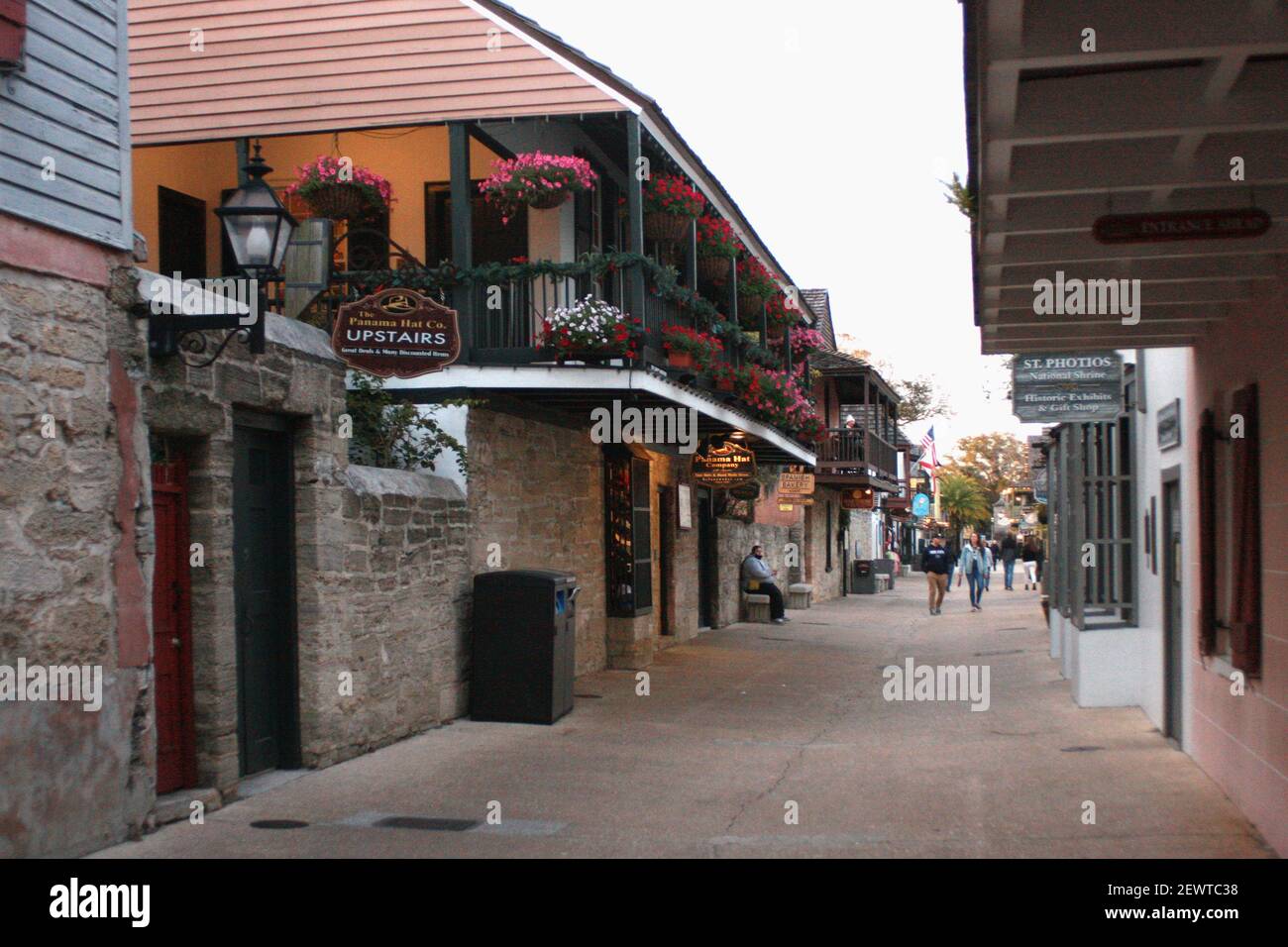 Touristen auf der berühmten St. George St. in St. Augustine, FL, USA Stockfoto