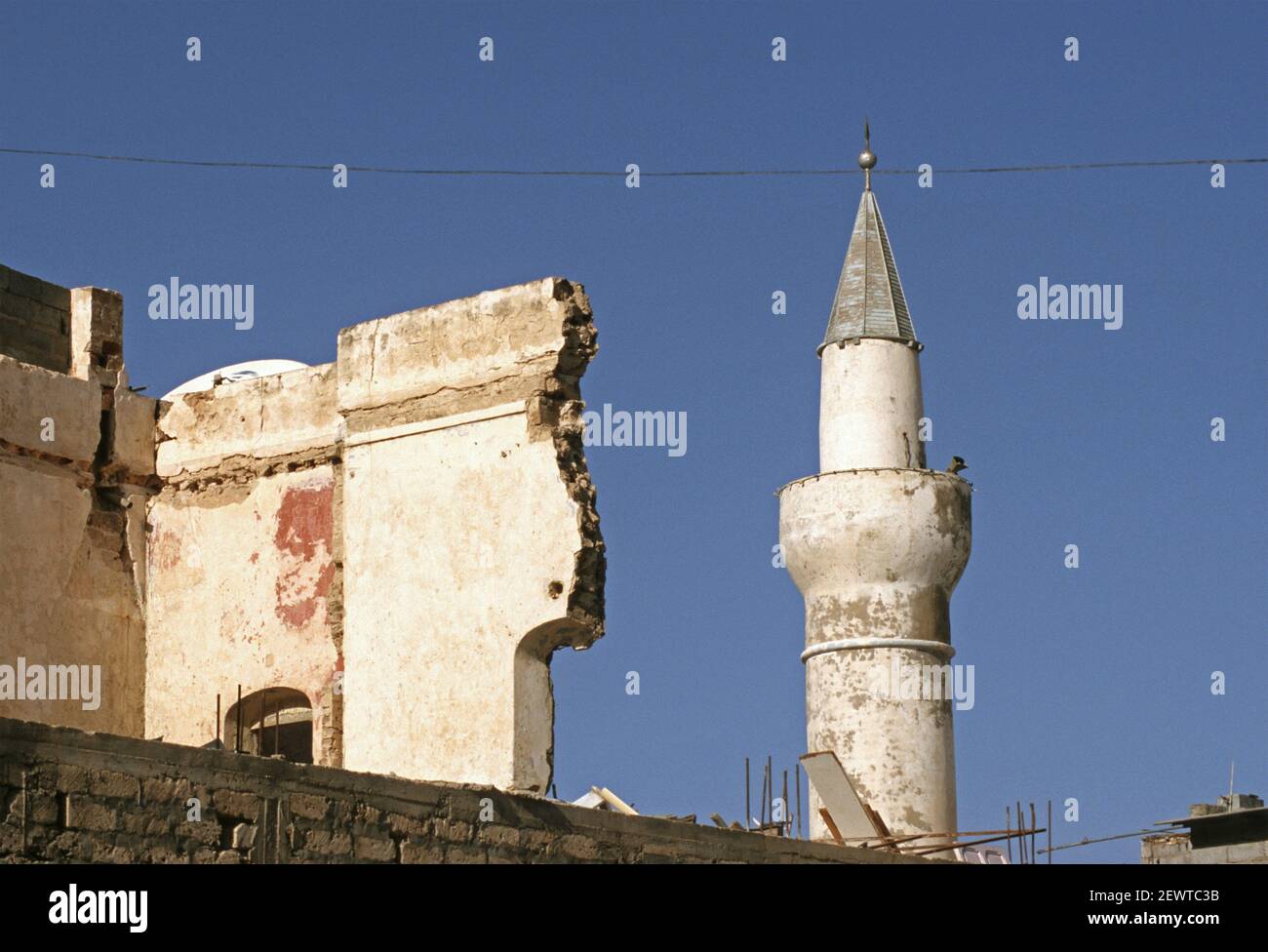 Minarett der Dragut Pascha Moschee und Ruinen eines Gebäudes in der alten Medina von Tripolis, Libyen Stockfoto