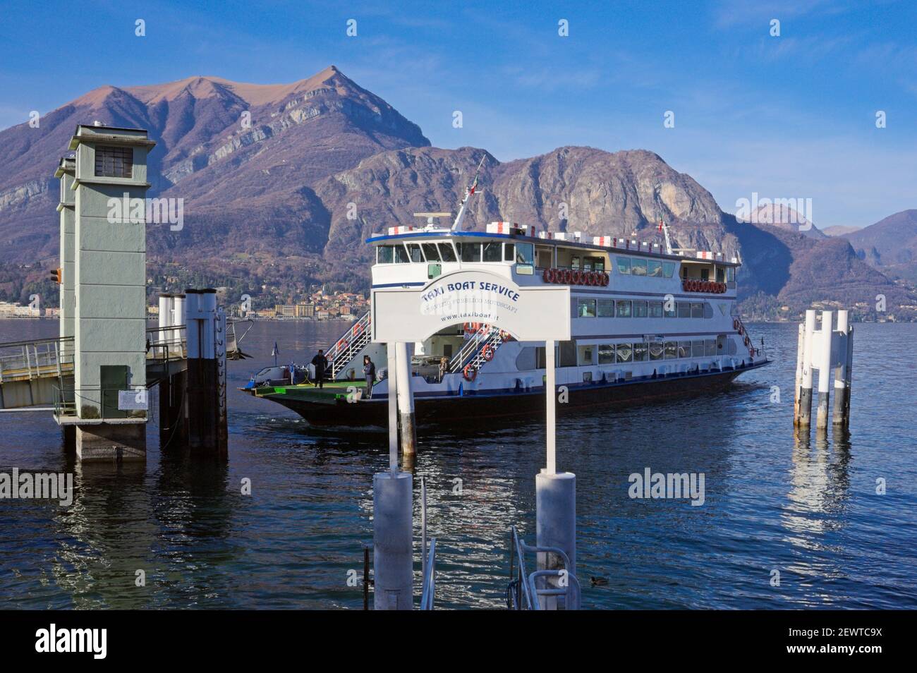 Autofähre nähert sich dem Pier von Bellagio, Comer See, Lombardei, Italien Stockfoto