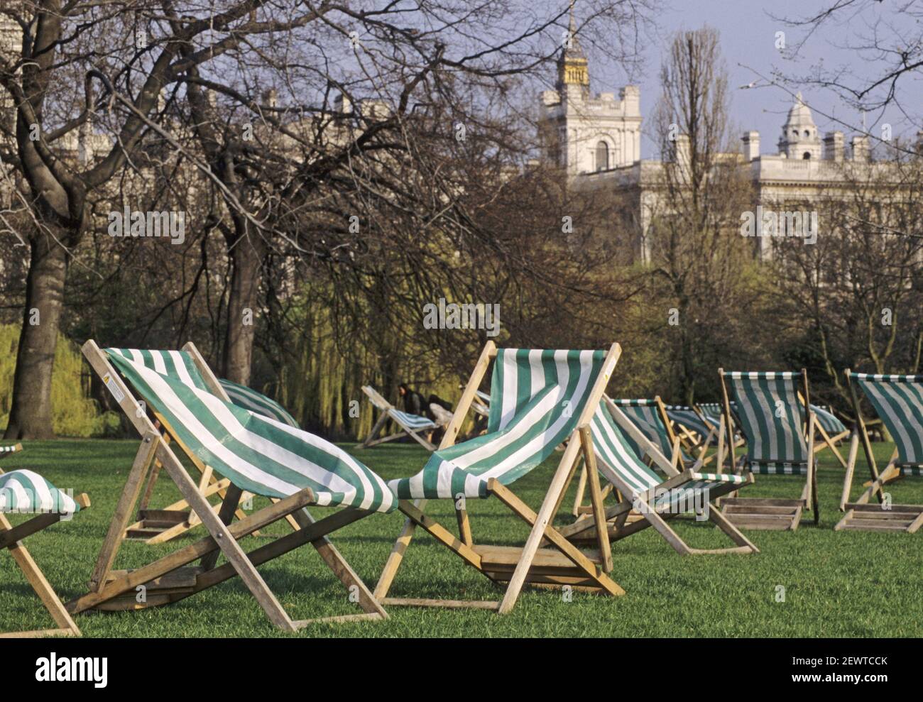 Liegestühle in St James Park London, England, Vereinigtes Königreich Stockfoto