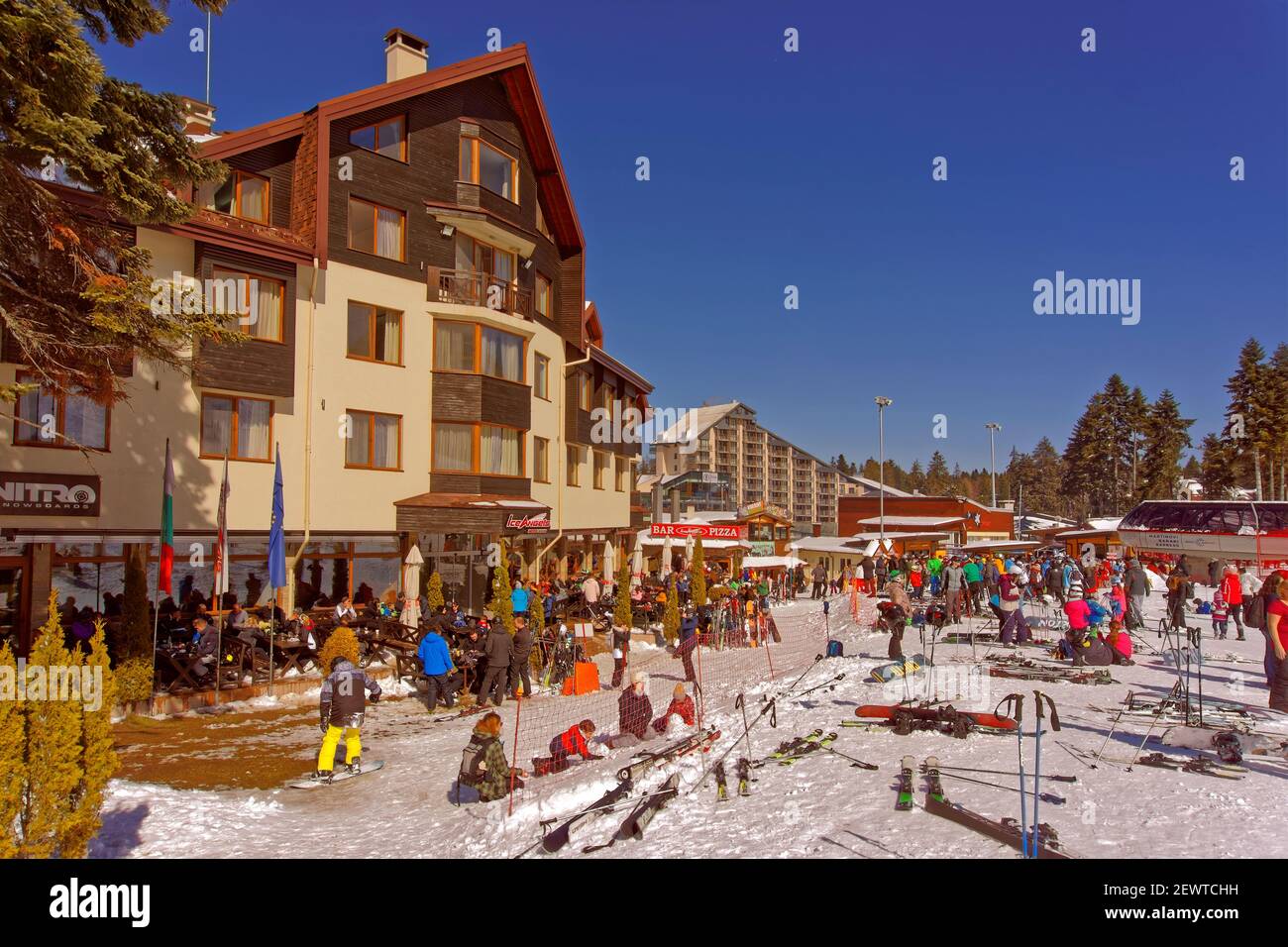 Fassade des Hotel Ice Angels im Skigebiet Borovets, Targovishte, Bulgarien. Stockfoto