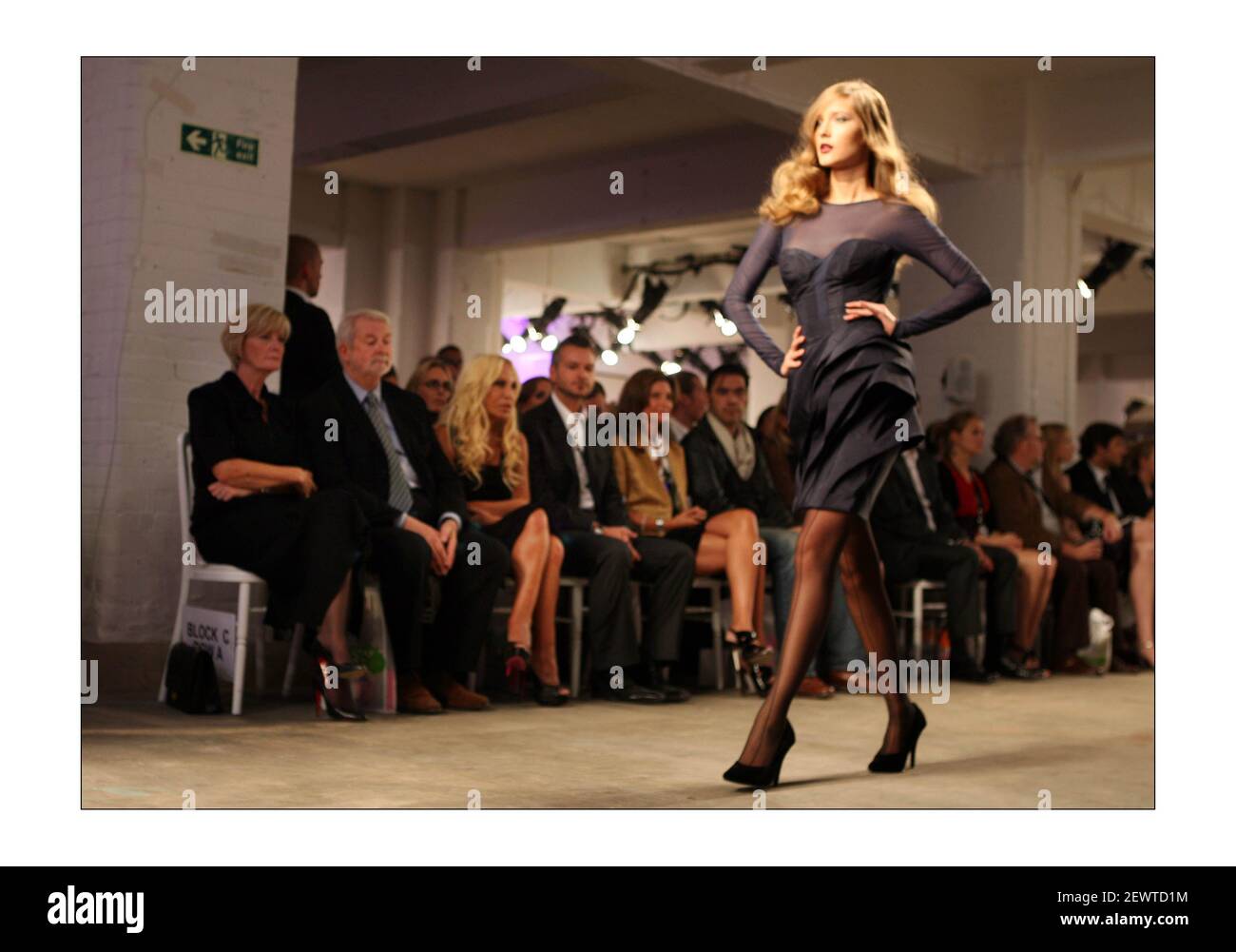 London Fashion Week Fashion Fringe.Donatella Versace war im Publikum, um die jungen Designer-Fotografie von David Sandison The Independent zu applaudieren Stockfoto