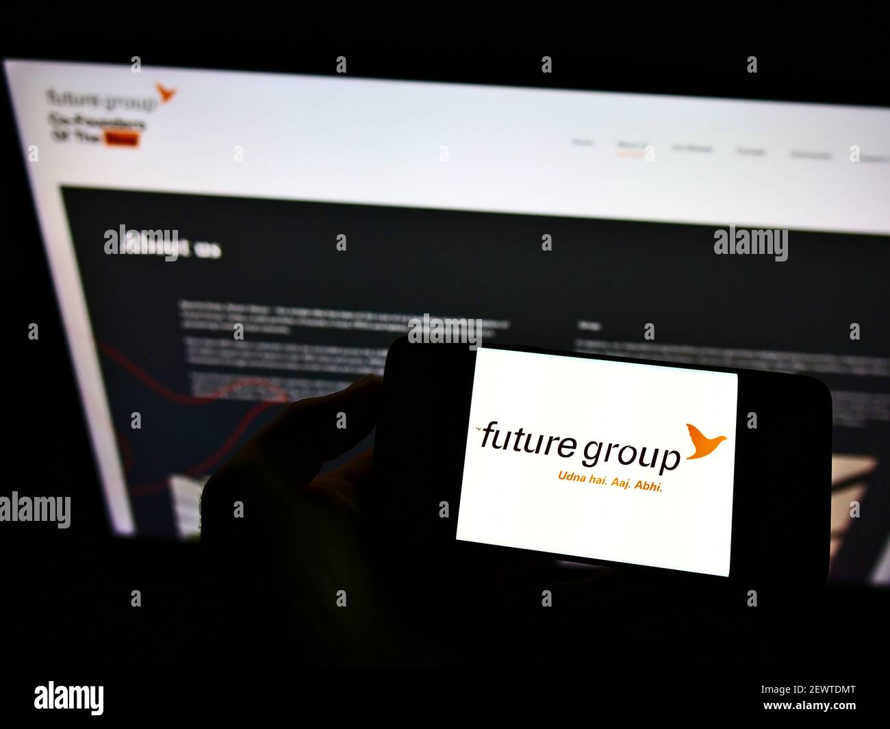 Person hält Smartphone mit Logo des indischen Konglomerats Future Group auf dem Bildschirm vor der Website. Konzentrieren Sie sich auf die Telefonanzeige. Nicht modifiziertes Foto. Stockfoto