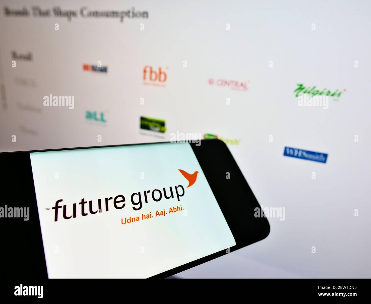 Handy mit Logo des indischen Konglomerats Future Group auf dem Bildschirm vor der Firmenwebseite mit Portfolio. Fokus auf der Mitte des Telefondisplays. Stockfoto