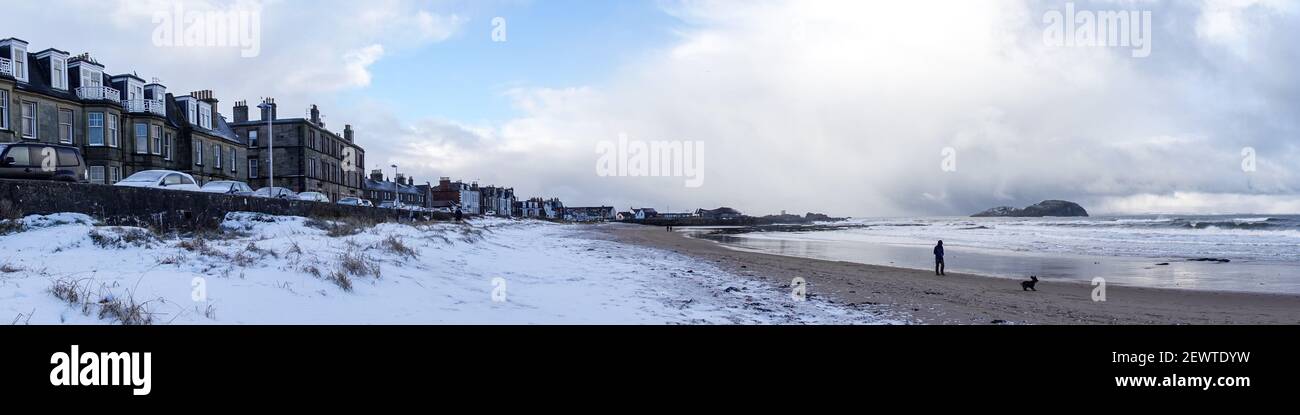 Strand im Winter mit Schnee, Milsey Bay, North Berwick Stockfoto