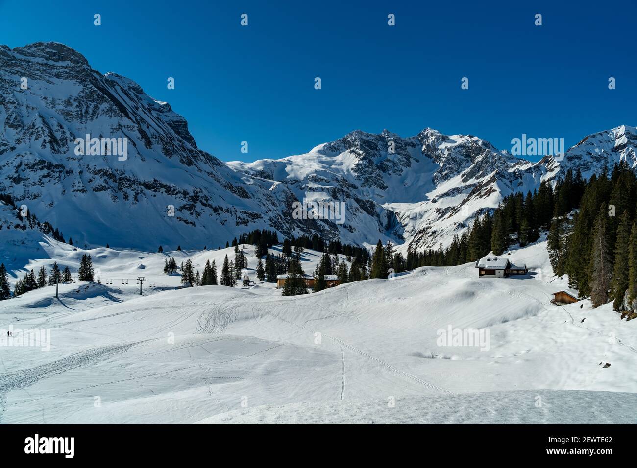 Winterwunderland im Bregenzerwald, Körbersee mit Mohnenfluh und den verschneiten Bergen ringsum. Wälder und Almwiesen im Skigebiet salober Stockfoto