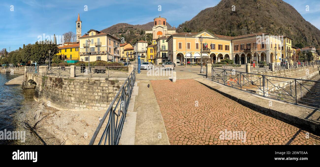 Panorama der Stadt Laveno Mombello, gelegen am Ufer des Lago Maggiore in der Provinz Varese, Lombardei, Italien Stockfoto