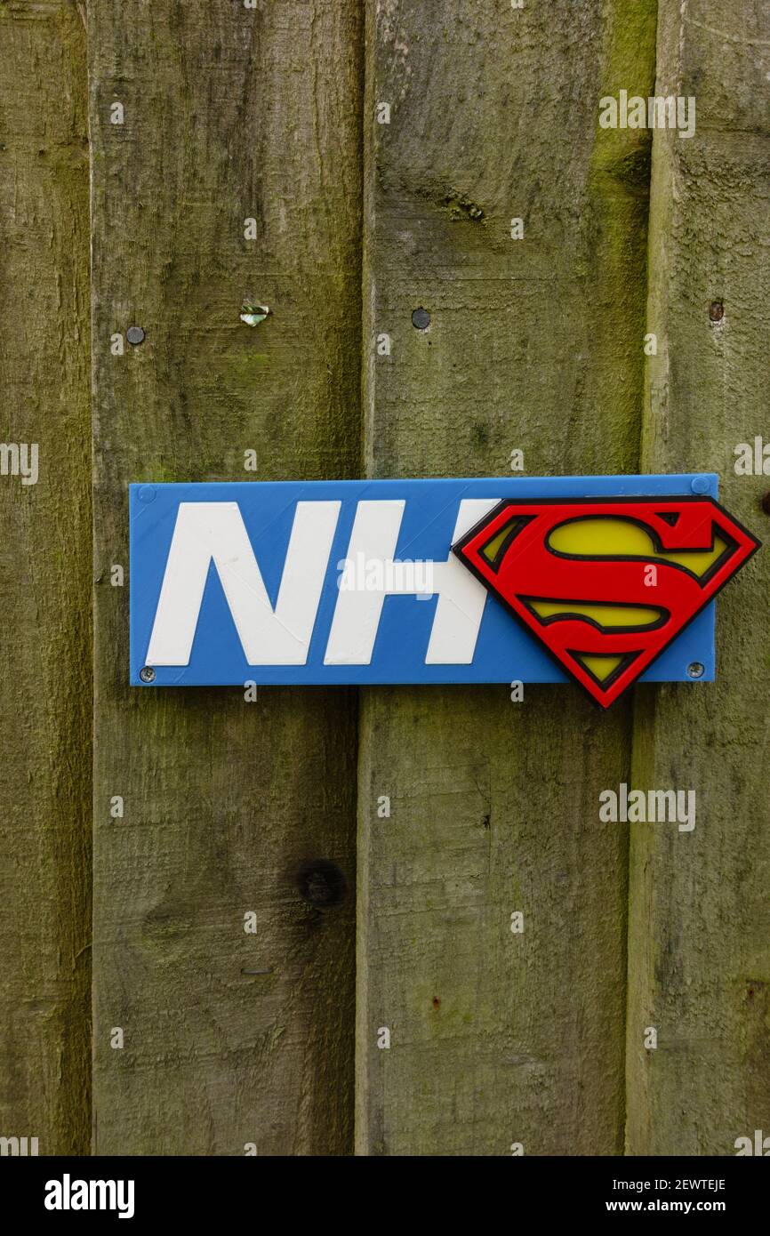 NHS-Logo mit Superman-Abzeichen zur Unterstützung des National Health Service, Stroud, Gloucestershire, Großbritannien Stockfoto