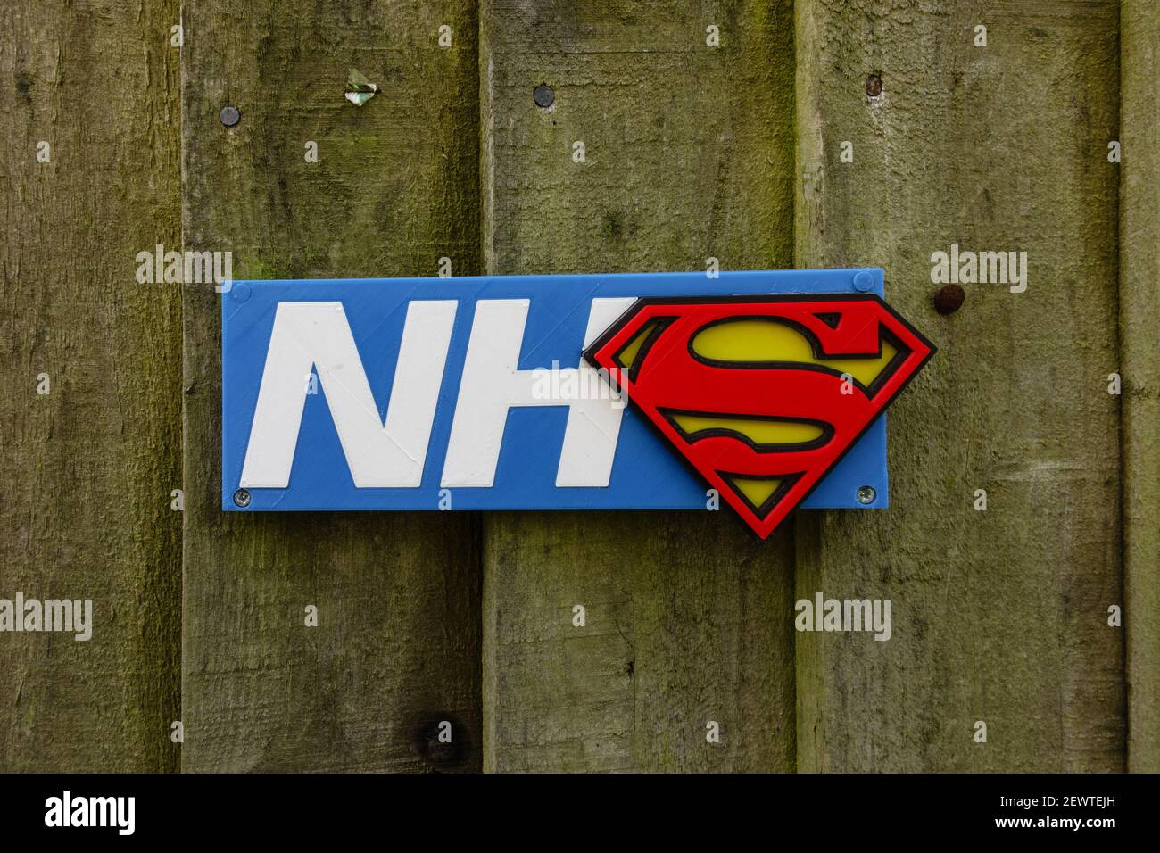 NHS-Logo mit Superman-Abzeichen zur Unterstützung des National Health Service, Stroud, Gloucestershire, Großbritannien Stockfoto
