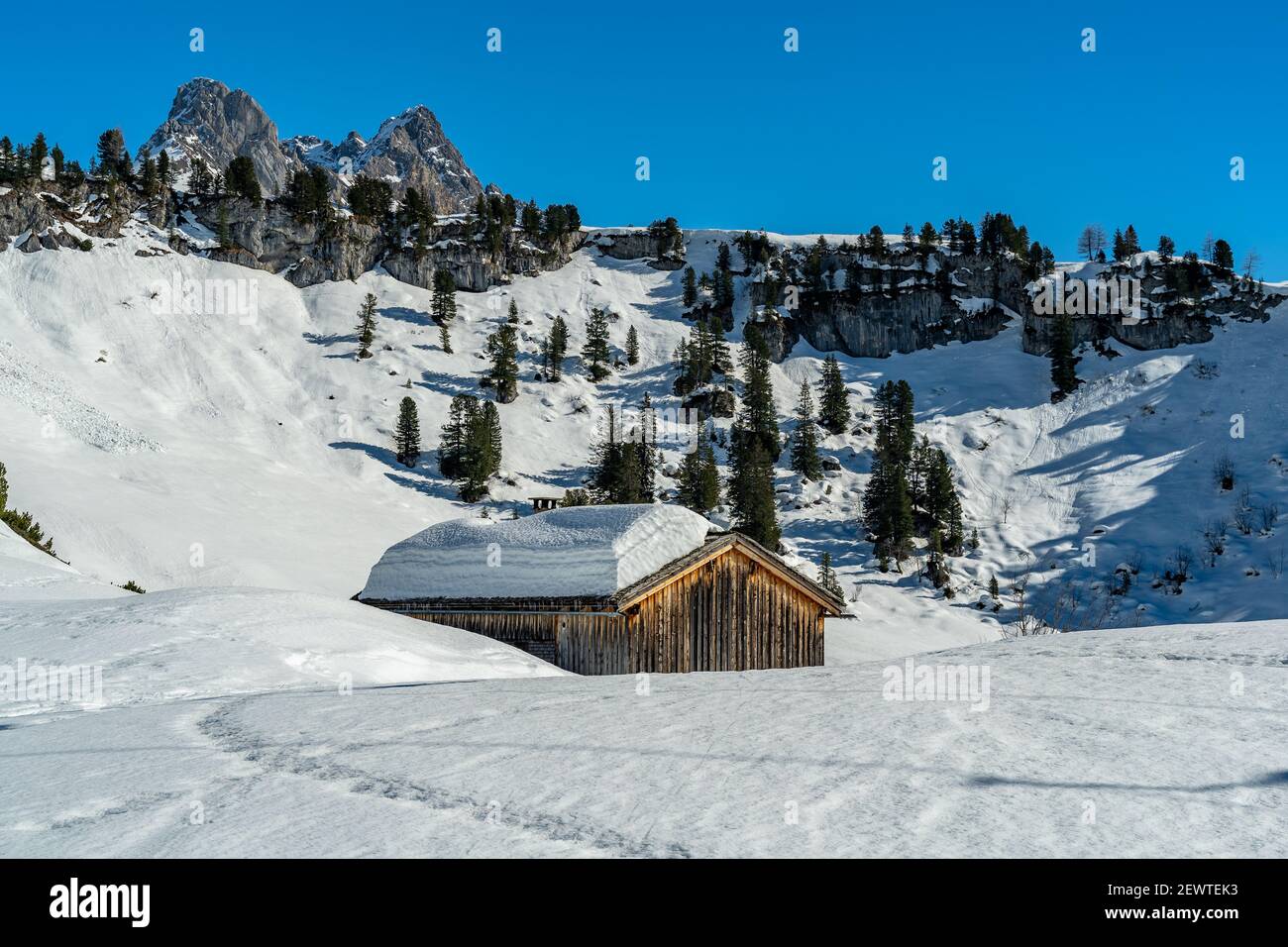 Verschneite Berge mit Schindelhütte, Geschindelte Hütte, Skigebiet Saloberkopf mit dem Karhorn im Hintergrund. Wintersport am Körbersee, Österreich Stockfoto