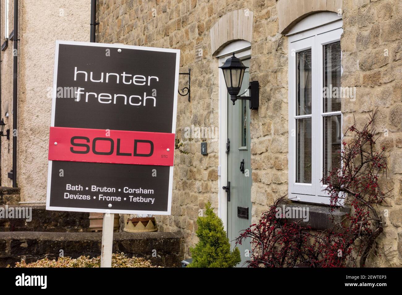 Verkauft Zeichen von Immobilienmakler, Tetbury, Gloucestershire, UK Stockfoto