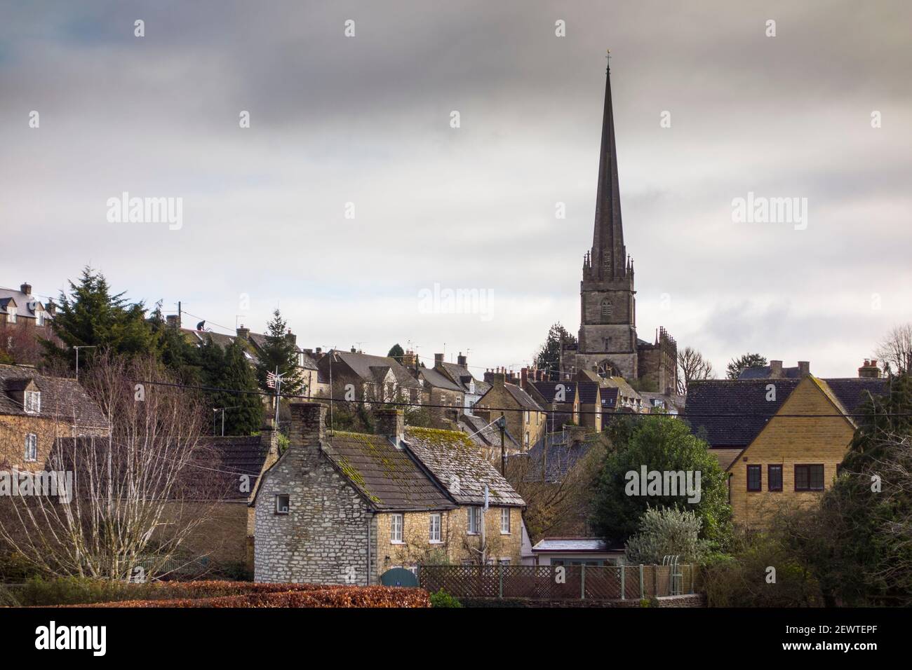 Blick auf Tetbury mit der Kirche St. Mary the Virgin, Gloucestershire, Großbritannien Stockfoto
