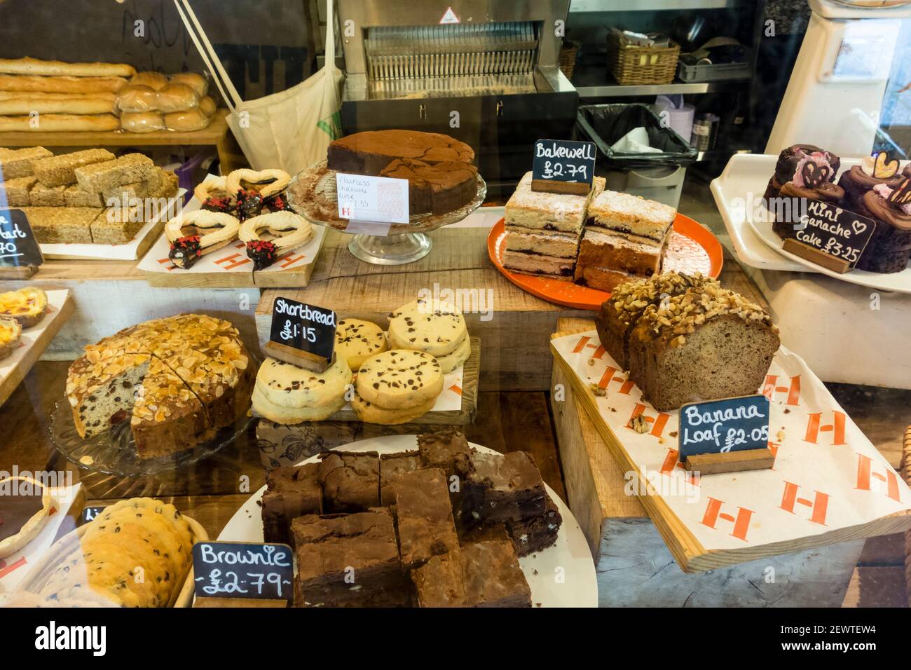 Schaufensterauslage der örtlichen Bäckerei, Tetbury, Gloucestershire, Großbritannien Stockfoto