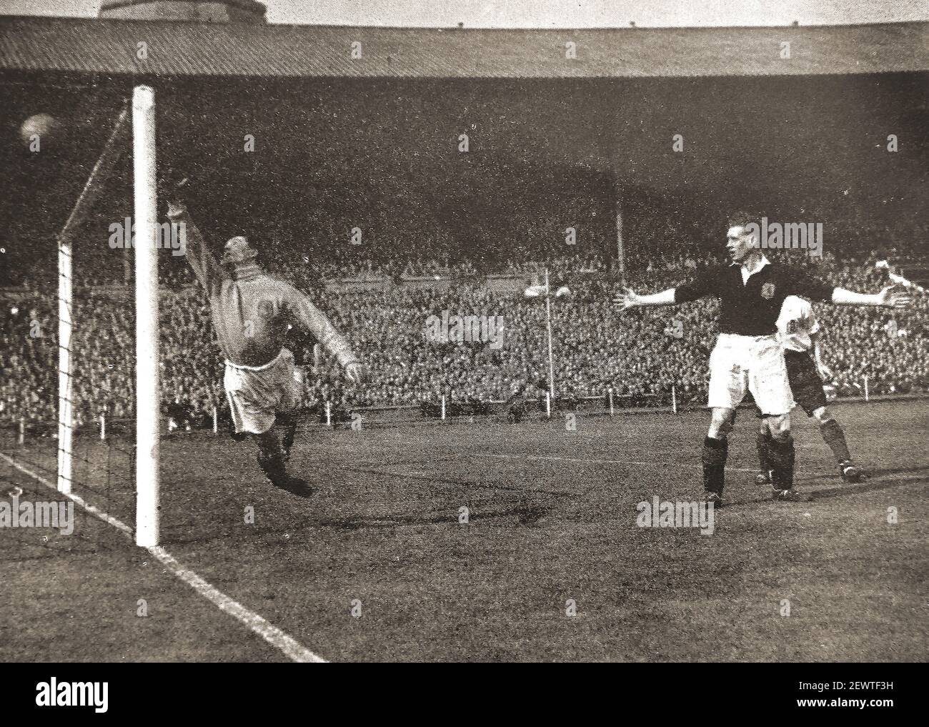 Ein altes Pressefoto eines Tores beim internationalen Fußballspiel 1947 zwischen England und Schottland in Webley, Engand. Stockfoto