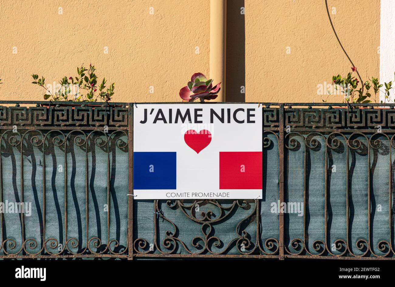 Ein Werbeplakat auf einem Balkon mit dem Slogan „j´aime Nice“ in den französischen Nationalfarben Stockfoto
