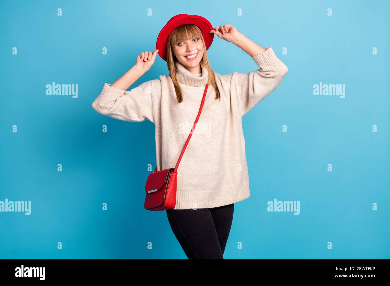 Portrait Foto Mädchen tragen modische Kleidung rot Hut lächelnd isoliert Lebendiger blauer Hintergrund Stockfoto