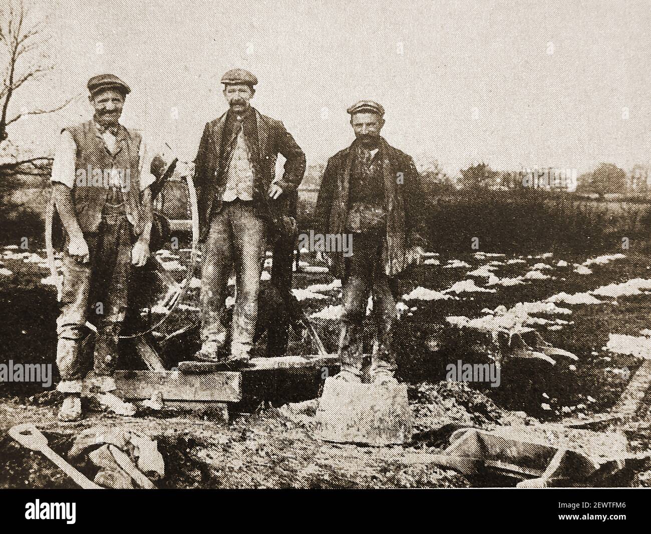 Ein altes Pressefoto, ca. 1930s 'von Hertfordshire Arbeitern 'Kreiden aus Gruben' (im Gegensatz zu tiefen Bergbau es) Dies bedeutete Graben Kreide auf Feldern zu verbreiten, um die Fruchtbarkeit zu verbessern). Die drei Männer sind neben einem flachen Schaft mit dem Rad zu sehen, um es an die Oberfläche hinter ihnen zu schleppen. Stockfoto