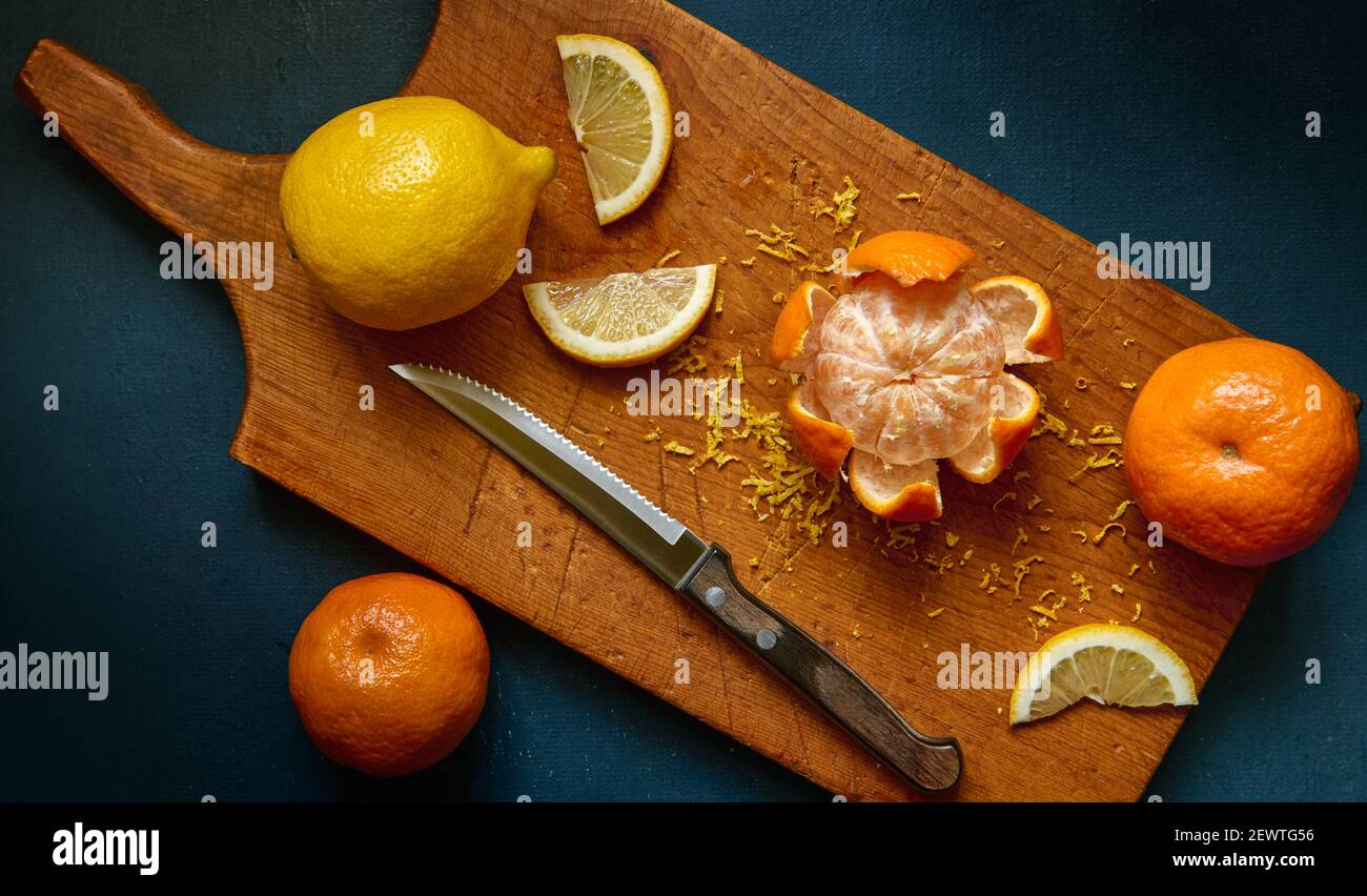Frische Mandarinenfrüchte und Zitrone auf einem Holzbrett, Draufsicht Stockfoto