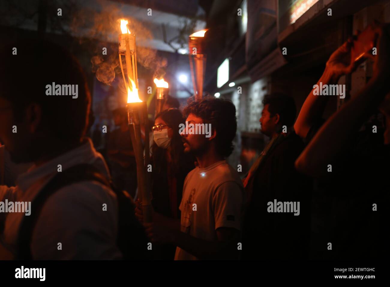 Dhaka, Bangladesch. März 2021, 3rd. Aktivisten des linken Studentenbündnisses protestieren mit Fackel in den Händen gegen die Verweigerung der Kaution für sieben Personen, die von einer Fackellaufzug in der Shahbagh-Gegend von ''‹''‹der Hauptstadt verhaftet wurden, aus Protest gegen den Tod des inhaftierten Schriftstellers Mushtaq Ahmed. Kredit: MD. Rakibul Hasan/ZUMA Wire/Alamy Live Nachrichten Stockfoto