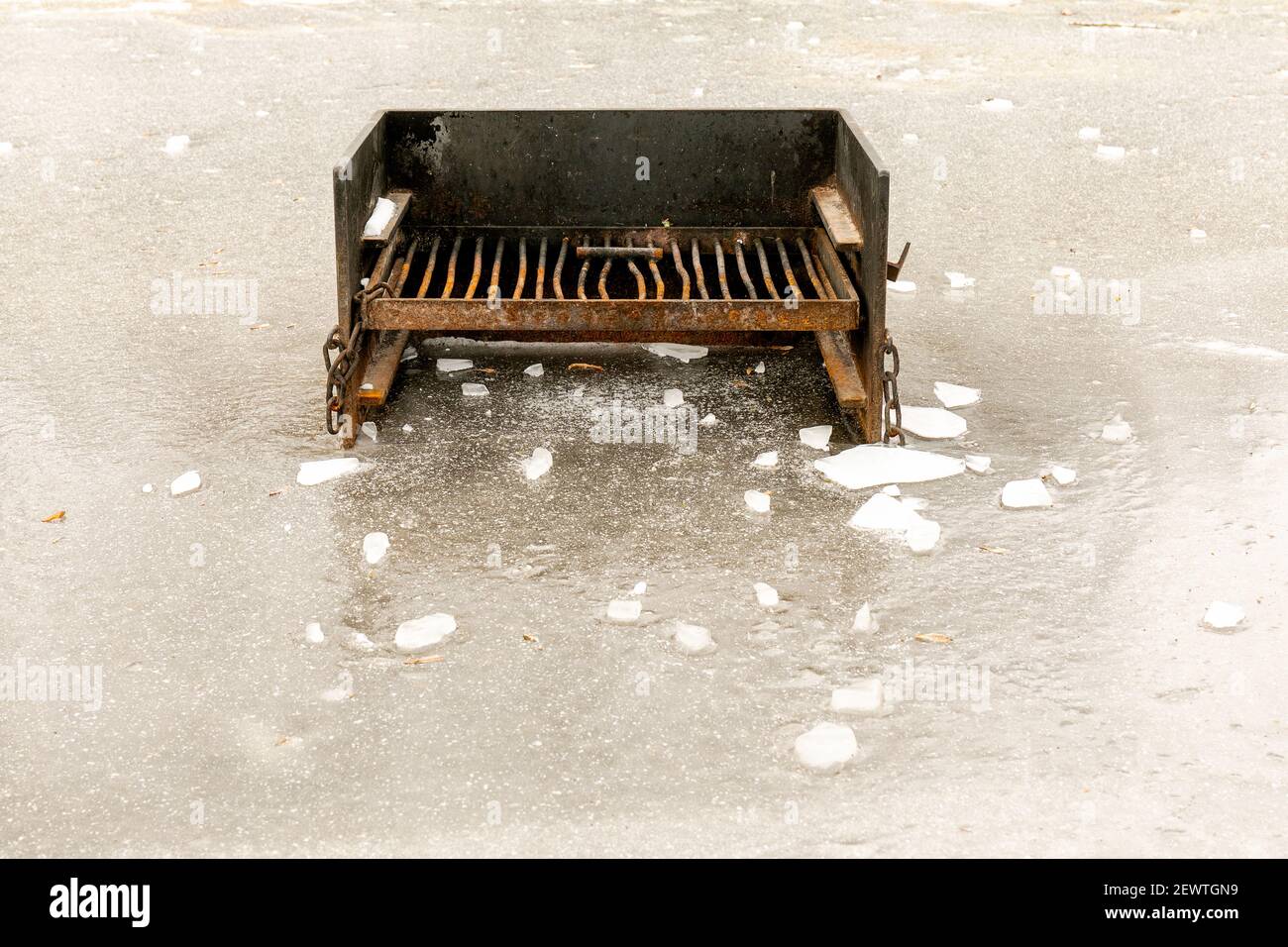 Grill im Freien gefroren an Ort und Stelle durch aufsteigendes Wasser, das gefroren. Stockfoto