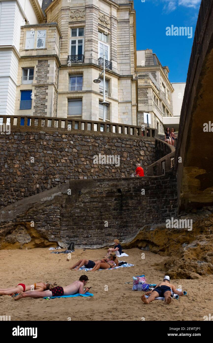 Soziale Distanzierung am Grand Plage, Biarritz, Frankreich, während der Pandemie von Covid 19 im Jahr 2020 Stockfoto