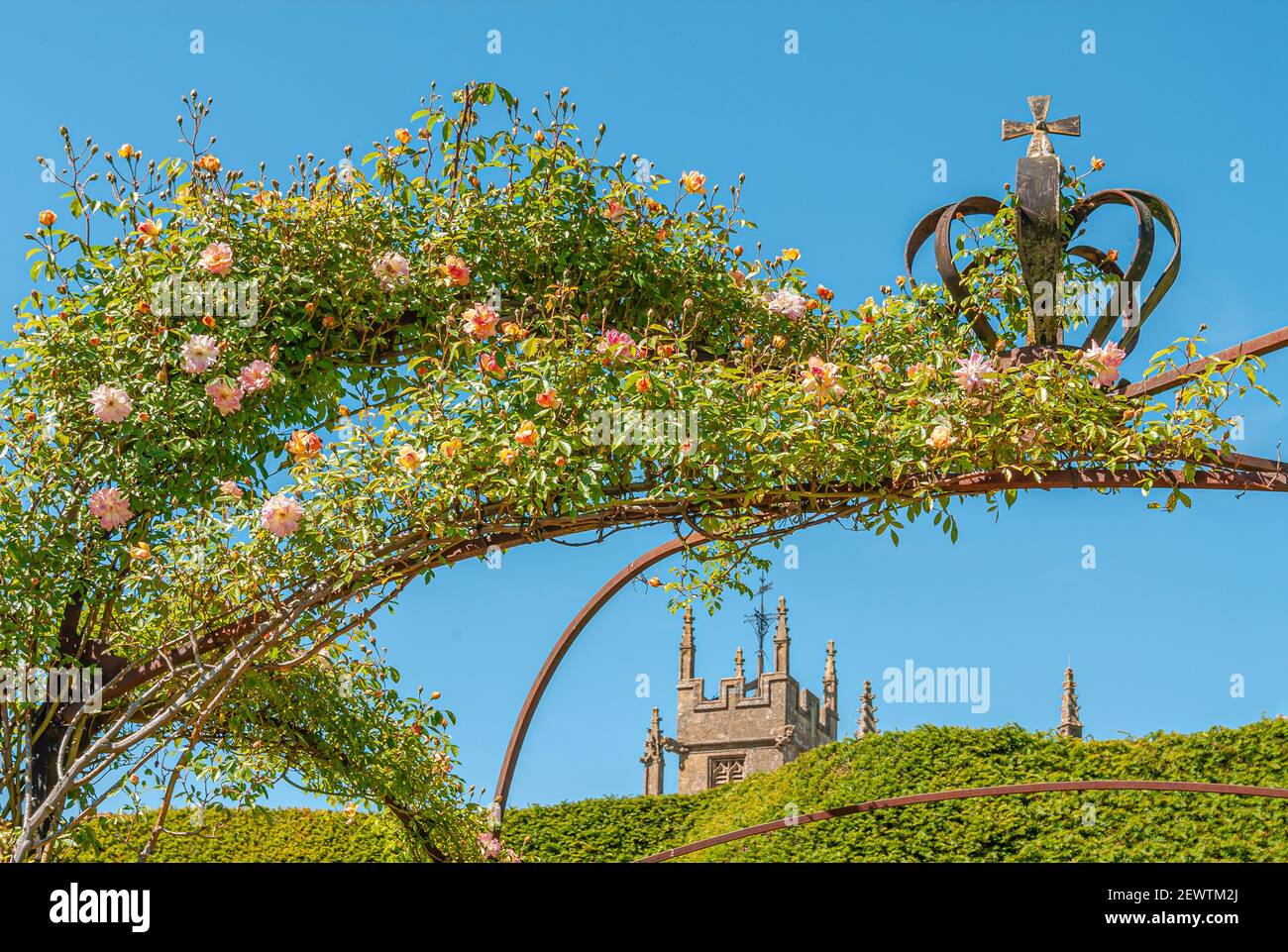 Kronentor im Queens Garden in Sudeley Castle, Winchcombe, Gloucestershire, England, Großbritannien Stockfoto