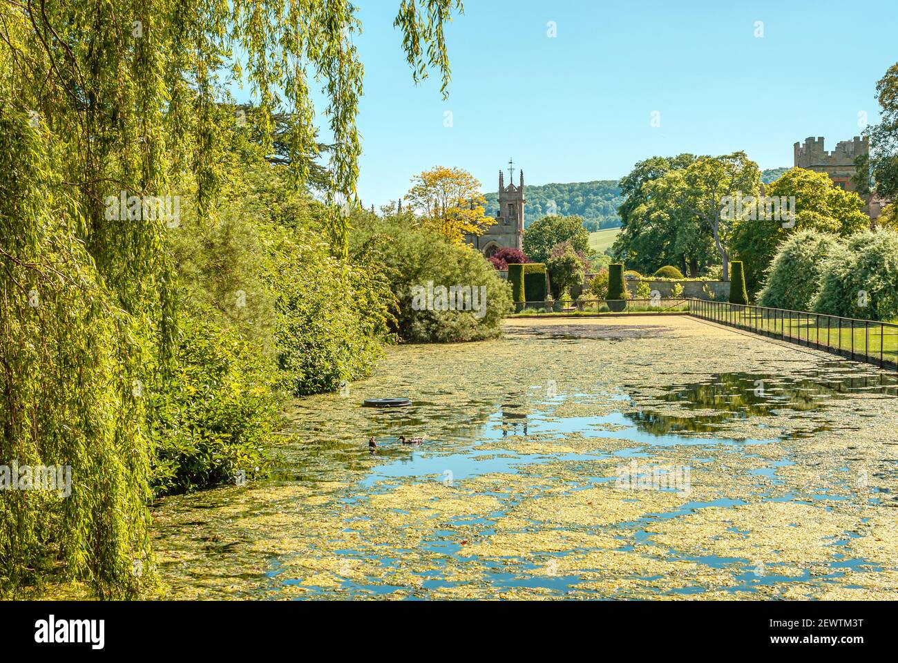 Hauptteich bei Sudeley Castle in der Nähe von Winchcombe, Gloucestershire, England, Großbritannien Stockfoto