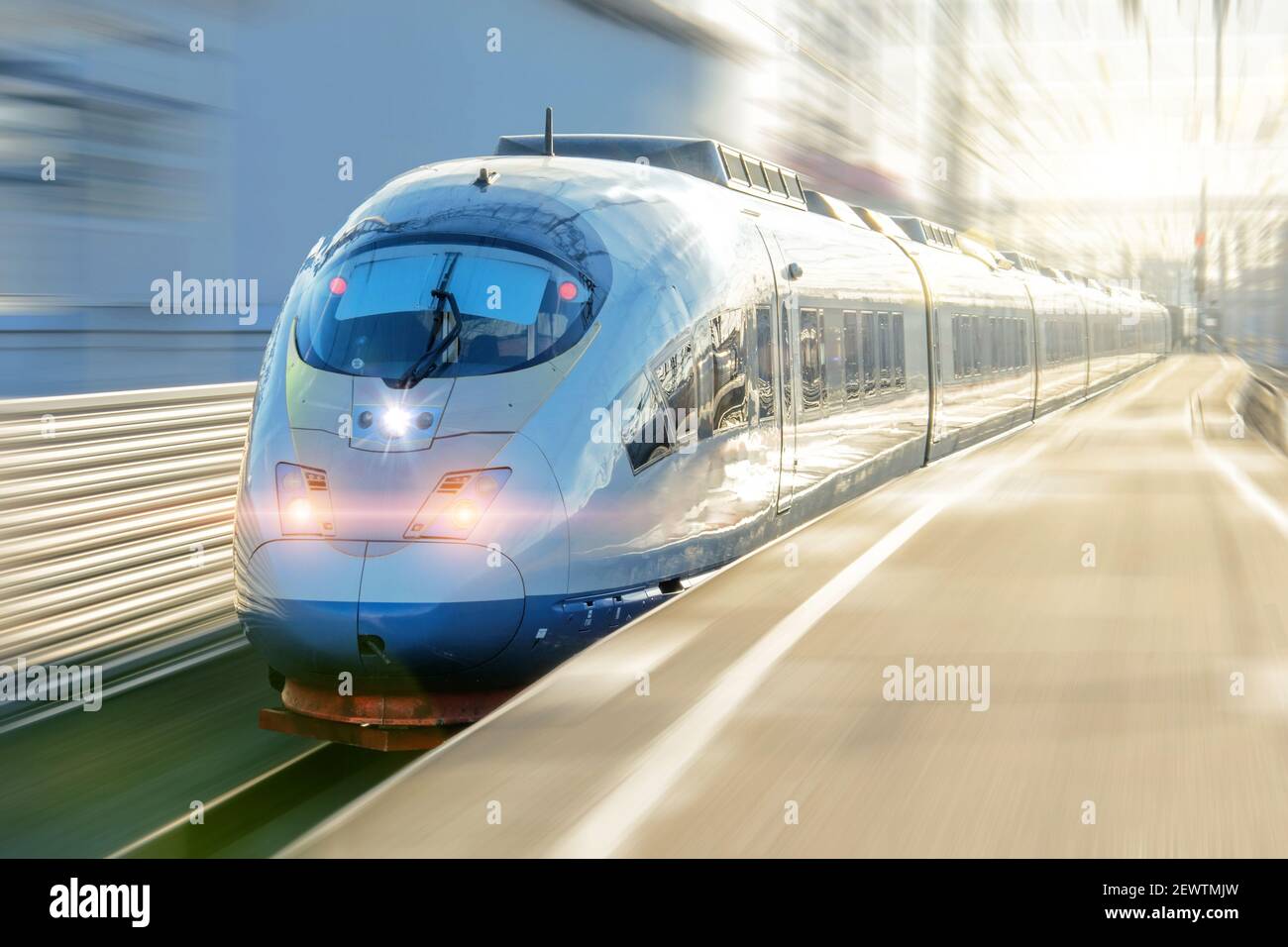 Der elektrische Personenzug fährt mit hoher Geschwindigkeit vom ab Plattform Stockfoto