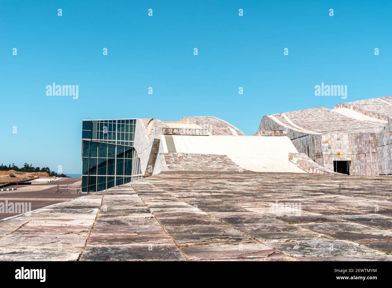 Santiago de Compostela, Spanien - 18. Juli 2020: Blick auf die Stadt der Kultur Galiciens. Gelegen auf dem Gipfel des Berges Gaias als architektonischer Meilenstein. De Stockfoto