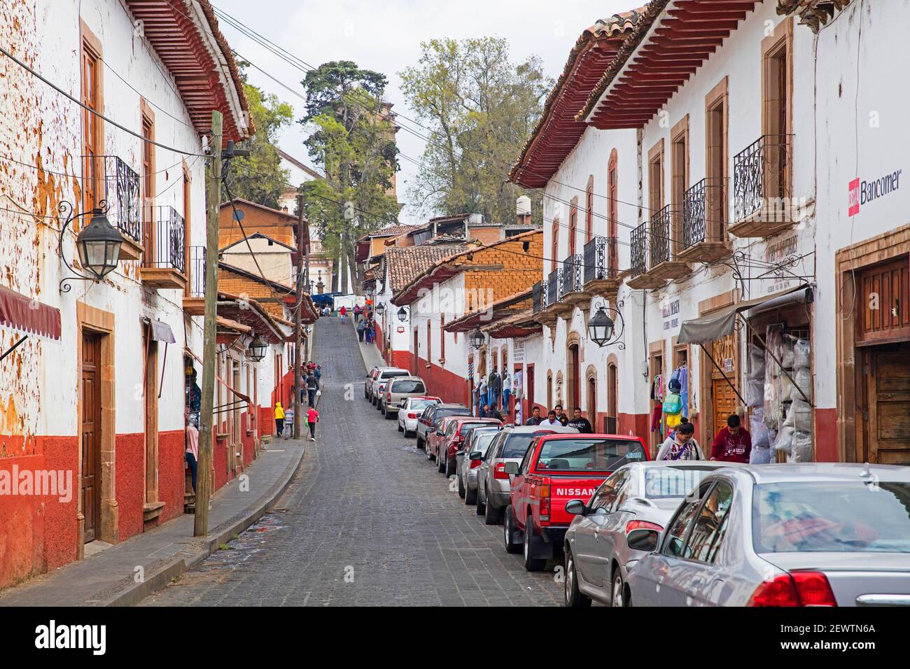 Traditionelle koloniale indigene rot-weiße lehmziegelhäuser und Geschäfte in der Stadt Pátzcuaro, Michoacán, Mexiko Stockfoto