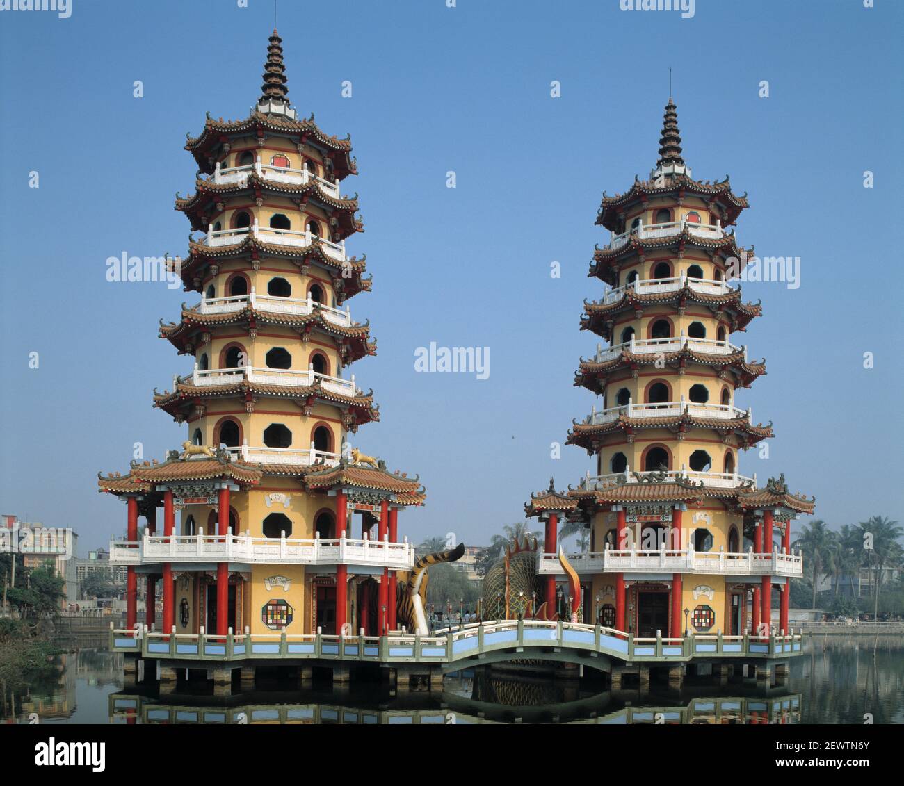 Taiwan. Region Kaohsiung. Zuoying. Drachen und Tiger Pagoden. Stockfoto