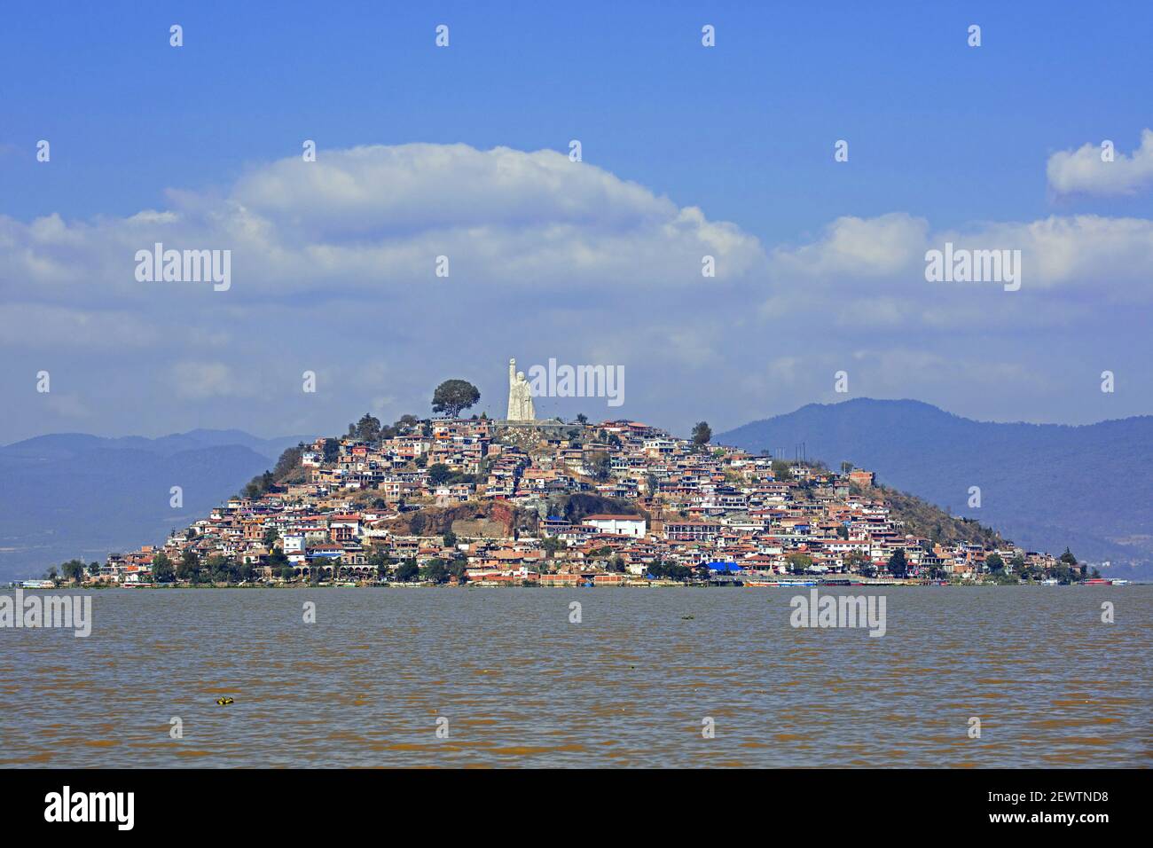 40 Meter hohe Statue von José María Morelos, großer Held der Unabhängigkeit Mexikos auf der Insel Isla de Janitzio im See Pátzcuaro, Michoacán, Mexiko Stockfoto