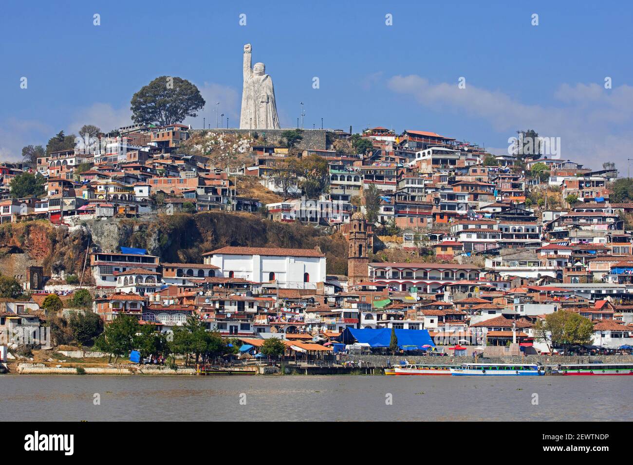 40 Meter hohe Statue von José María Morelos, großer Held der Unabhängigkeit Mexikos auf der Insel Isla de Janitzio im See Pátzcuaro, Michoacán, Mexiko Stockfoto