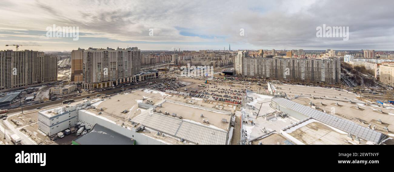 Russland, St.Petersburg, 03. März 2021: Luftaufnahme der riesigen Kreuzung bei der U-Bahn-Station Pioneerskaya, Ispytateley Avenue und Kolomyazhsky, riesig Stockfoto