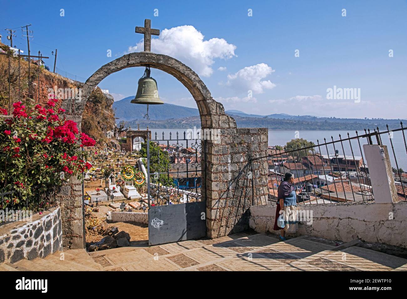 Mexikanische Frau am Eingangstor zum Friedhof auf der Insel Isla de Janitzio im See Pátzcuaro, Michoacán, Mexiko Stockfoto